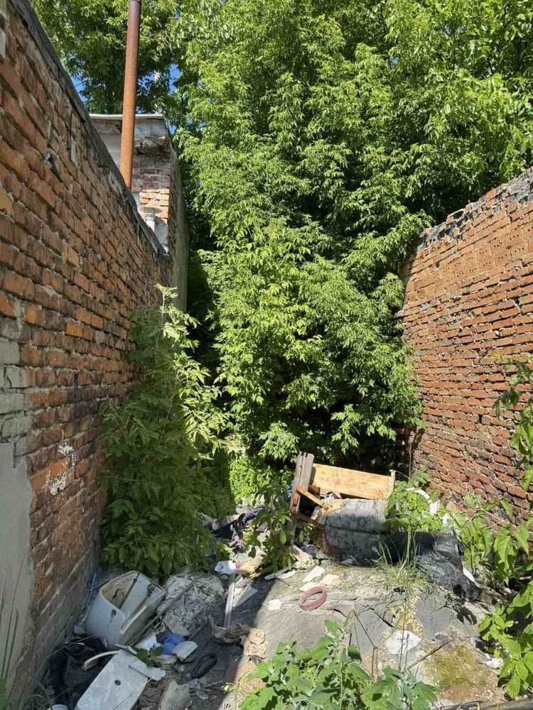 Land for sale under a garage. Exhibition / Gas Station