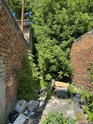 Land for sale under a garage. Exhibition / Gas Station