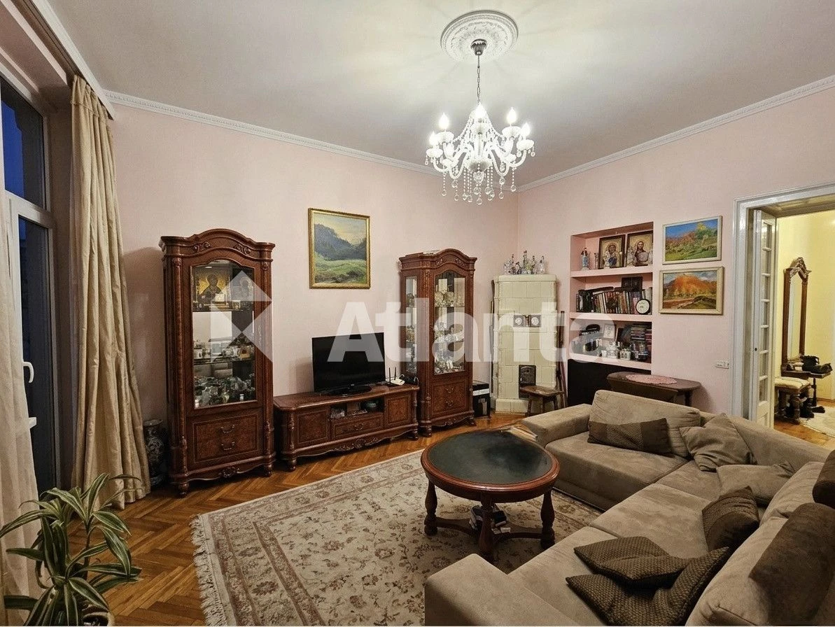2-room apartment in the city center, state-of-the-art, parking space, attic