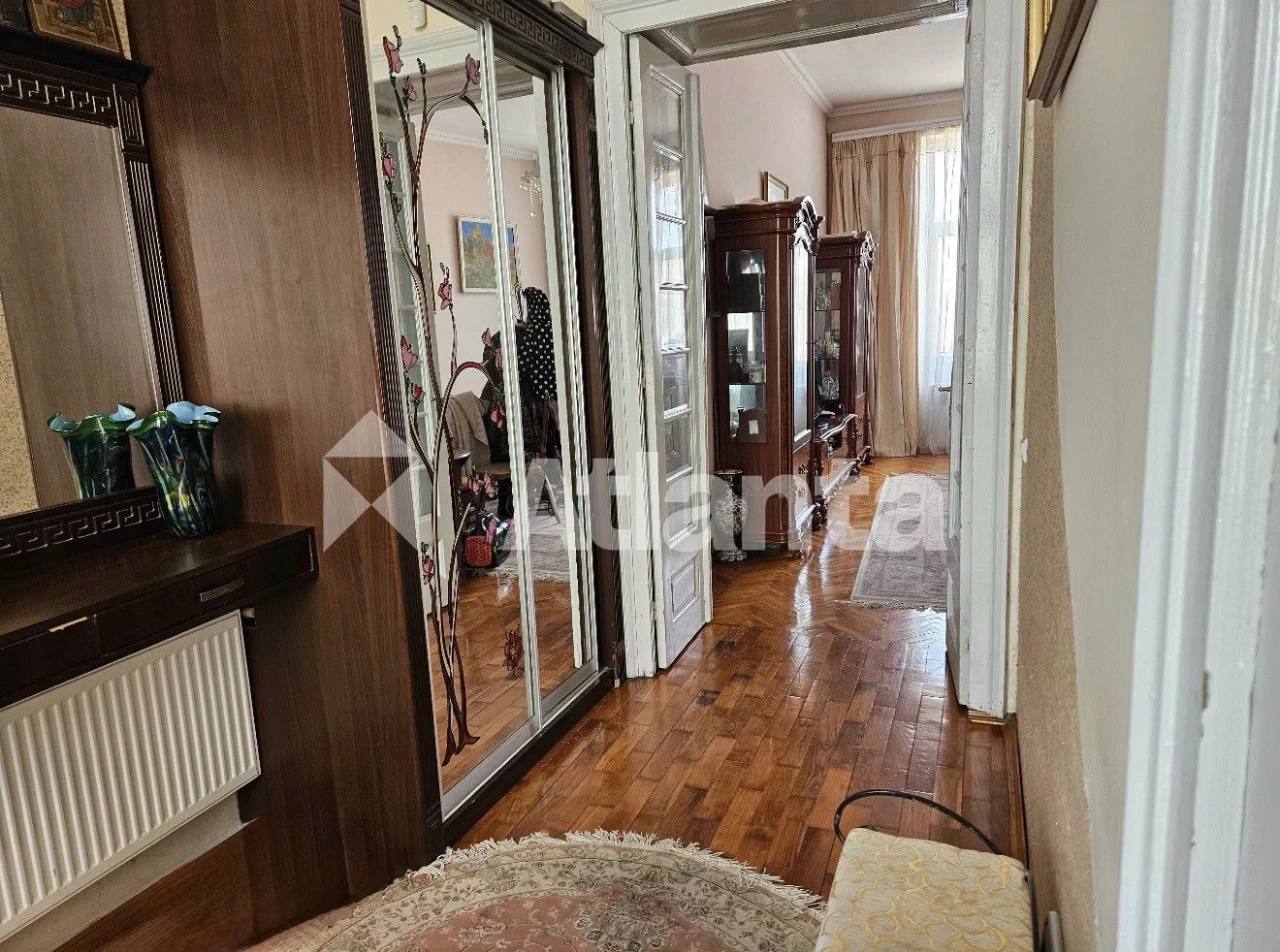 2-room apartment in the city center, state-of-the-art, parking space, attic