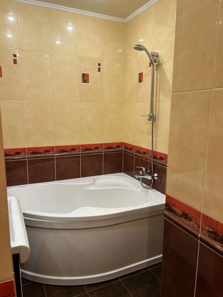 Продаж 3-кімнатного апартаменту з автономним опаленням, 63 м²