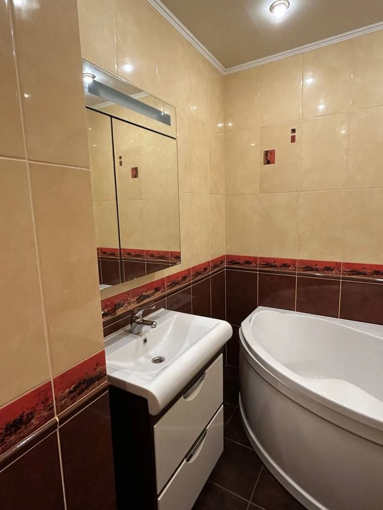 Продаж 3-кімнатного апартаменту з автономним опаленням, 63 м²