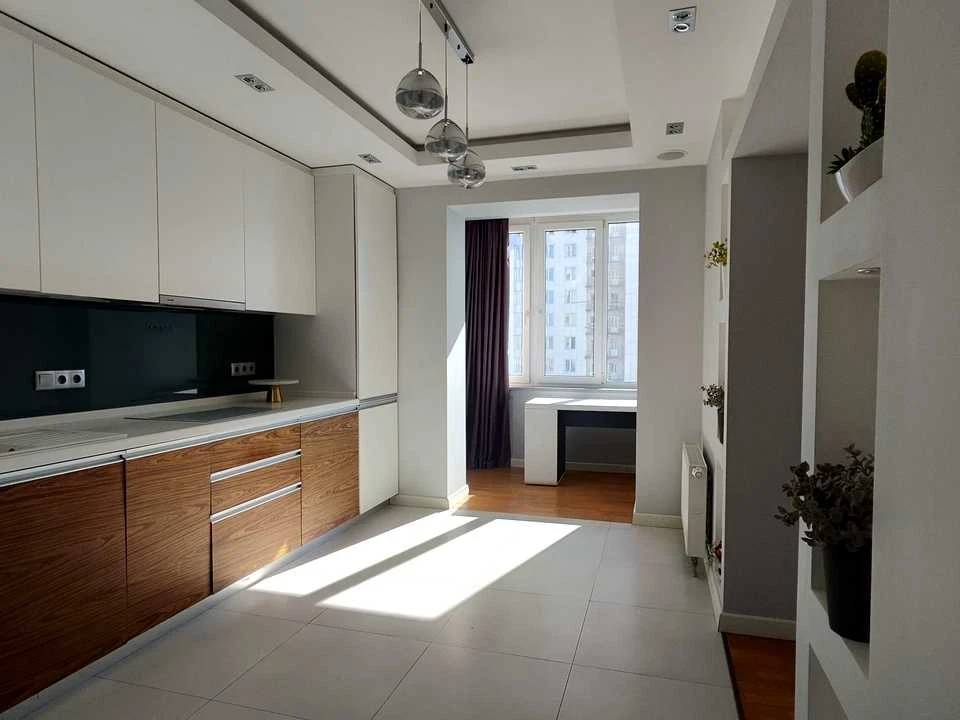 Apartment. Дніprovska naberezhna, вул.