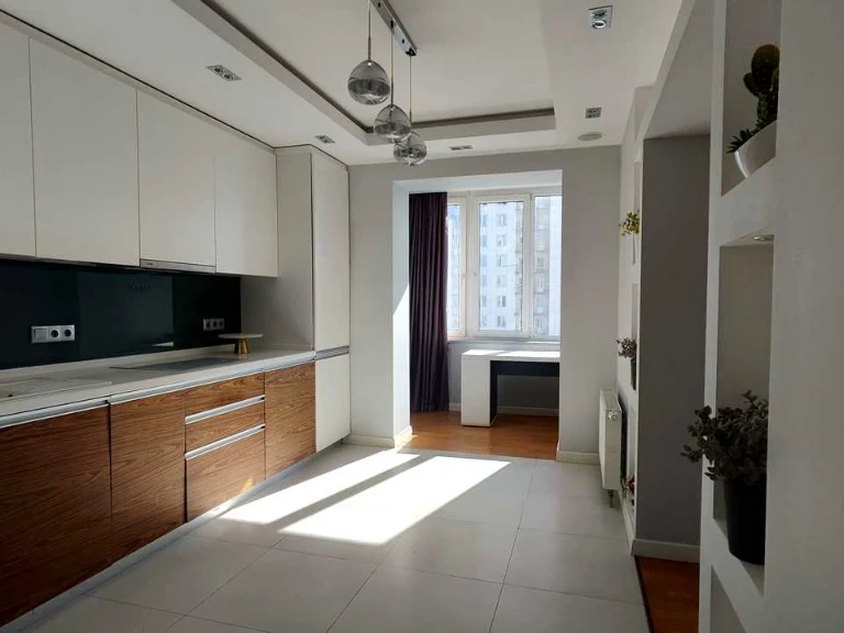 Apartment. Дніprovska naberezhna, вул.