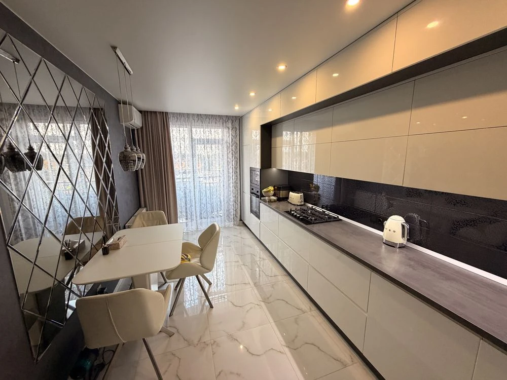 For Sale: Large 3-Bedroom Apartment in Favorit, Zhytomyr - 96 sq meters