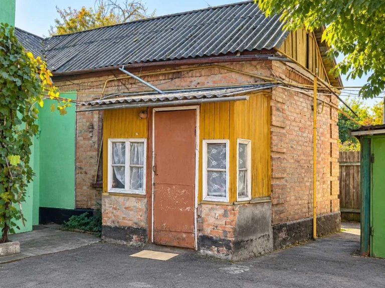 Part of a house 41.5 sq m with separate entrance and plot - Covered