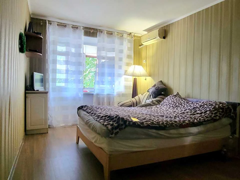 Apartment. Dnipro, Bohdan Khmelnytsky St.