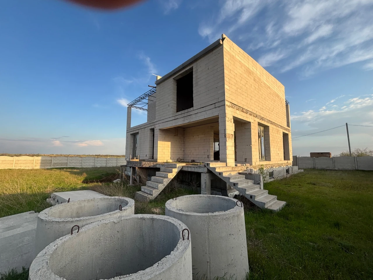 Продається земельний участок з незавершеним будівництвом.
