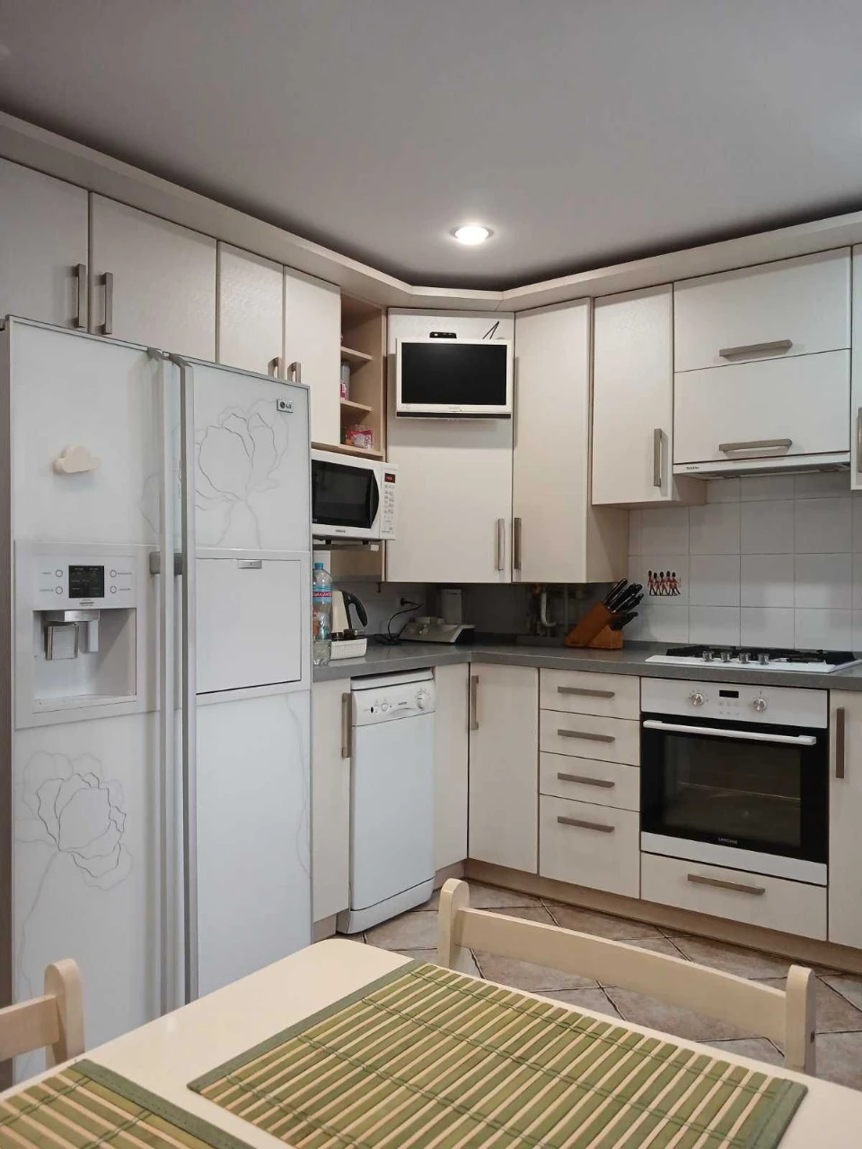 Продається гарний двоповерховий будинок в районі Олексіївка