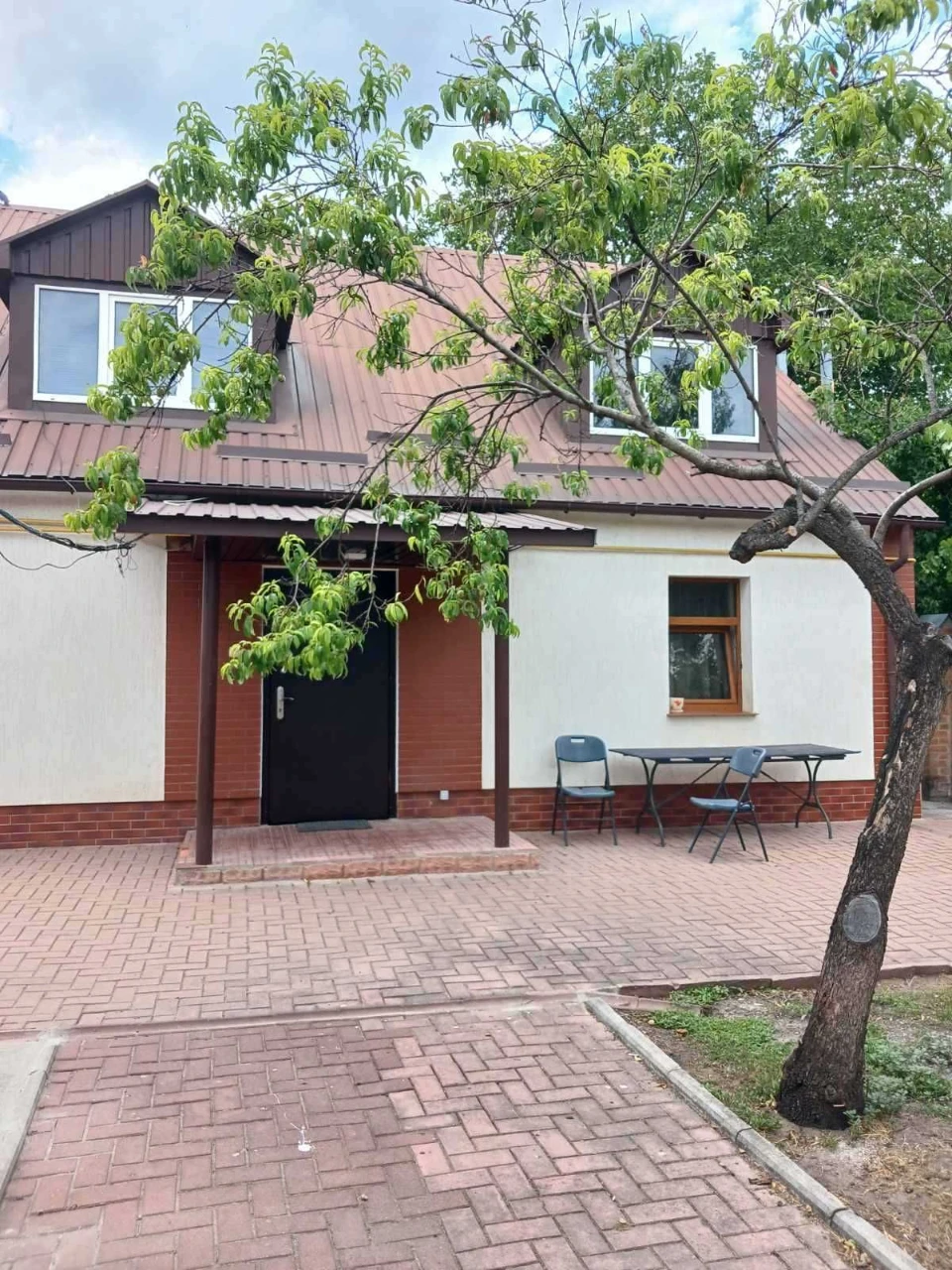 Продається гарний двоповерховий будинок в районі Олексіївка