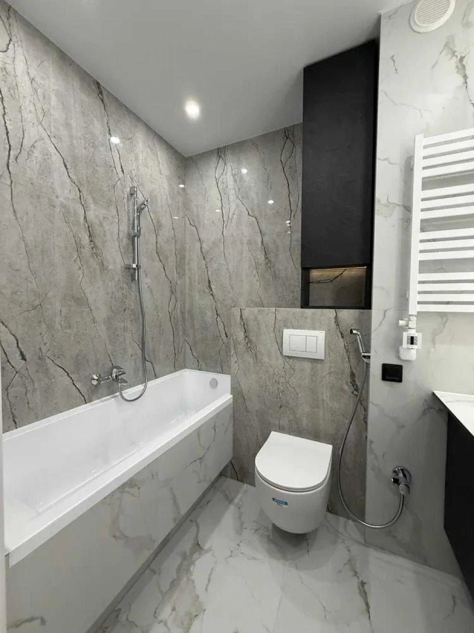 Sale of a 2-room apartment with renovation and furniture on the street