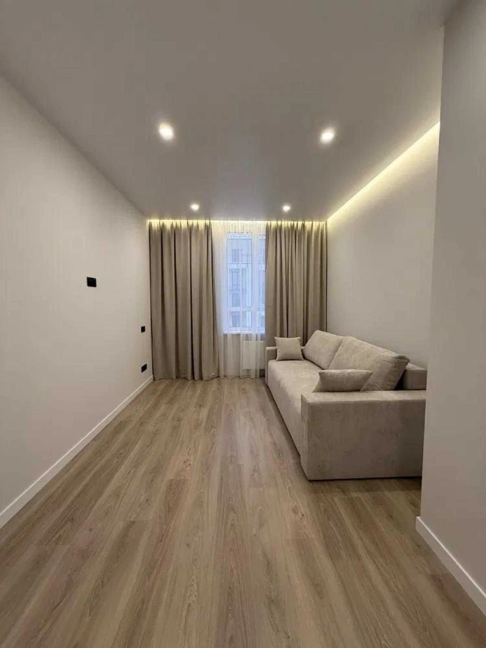 Sale of a 2-room apartment with renovation and furniture on the street