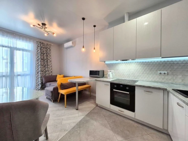 Selling 1 room + kitchen-living room with high-quality renovation in a popular