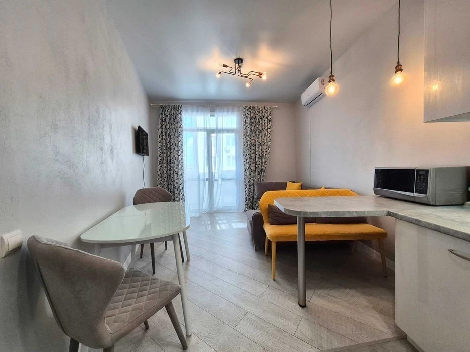 Selling 1 room + kitchen-living room with high-quality renovation in a popular
