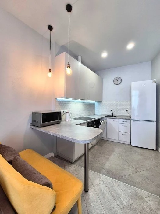 Selling 1 room + kitchen-living room with high-quality renovation in a popular