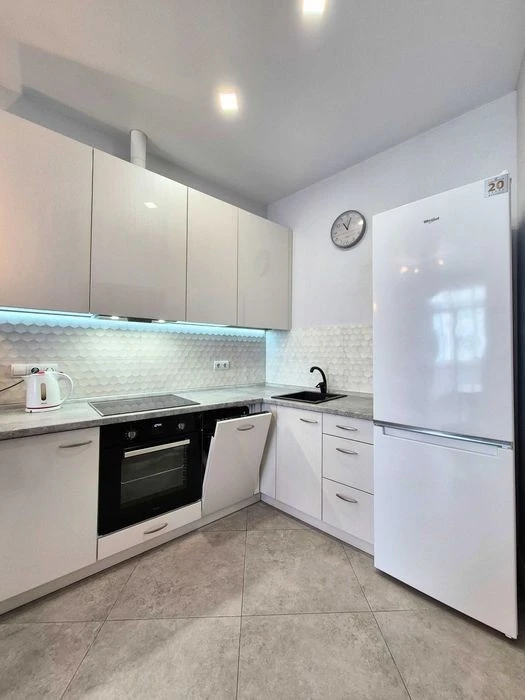 Selling 1 room + kitchen-living room with high-quality renovation in a popular