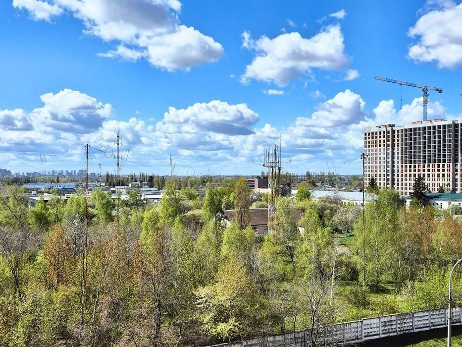 Selling 1 room + kitchen-living room with high-quality renovation in a popular