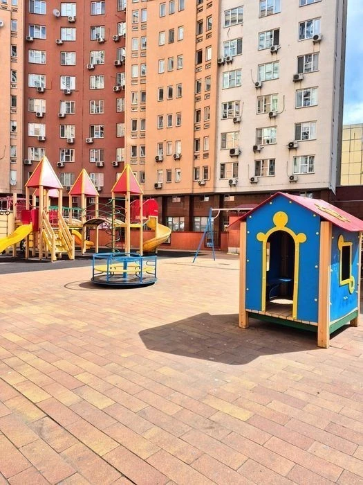 Selling 1 room + kitchen-living room with high-quality renovation in a popular