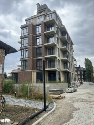 Продаю двоповерхову квартиру з патіо