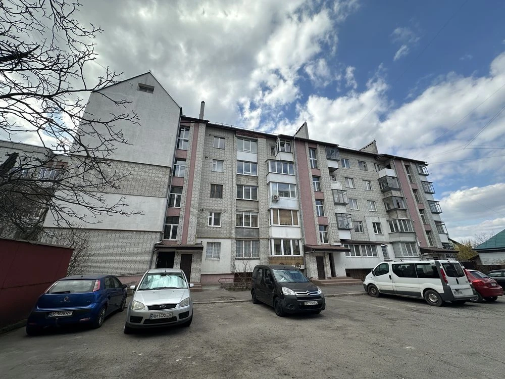 Sale of a 3-room apartment | Lviv | brick house | ramp