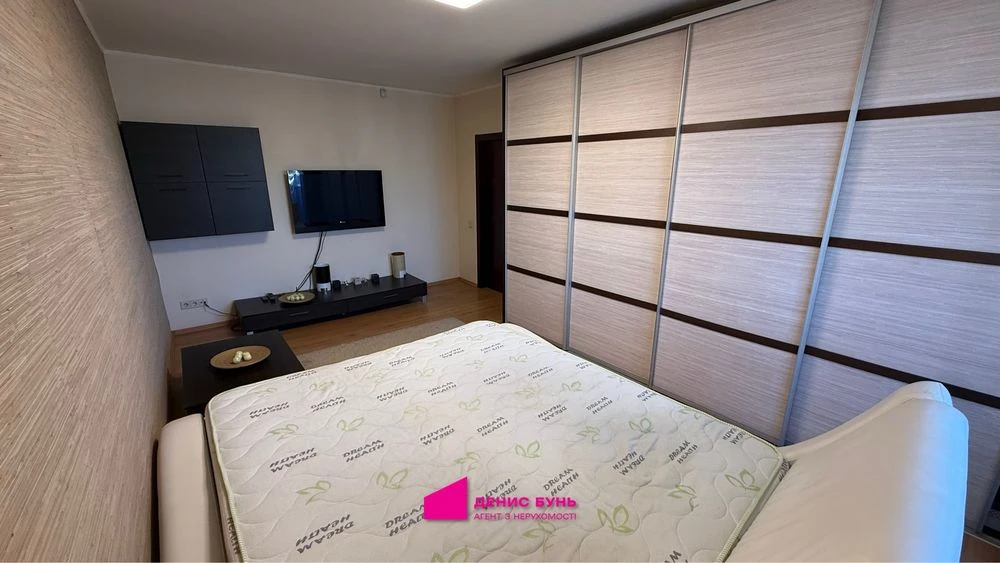 For Sale 2-Bedroom Apartment 56 sq m, Heroiv Avenue, 8/9 floor, Excellent