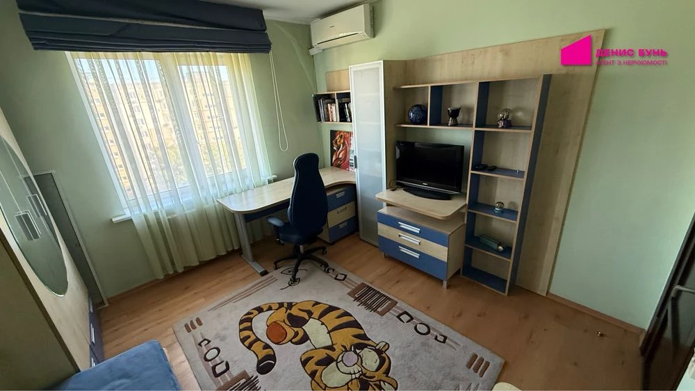 For Sale 2-Bedroom Apartment 56 sq m, Heroiv Avenue, 8/9 floor, Excellent