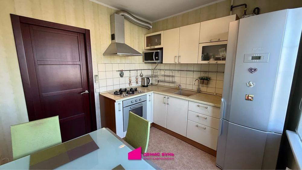 For Sale 2-Bedroom Apartment 56 sq m, Heroiv Avenue, 8/9 floor, Excellent