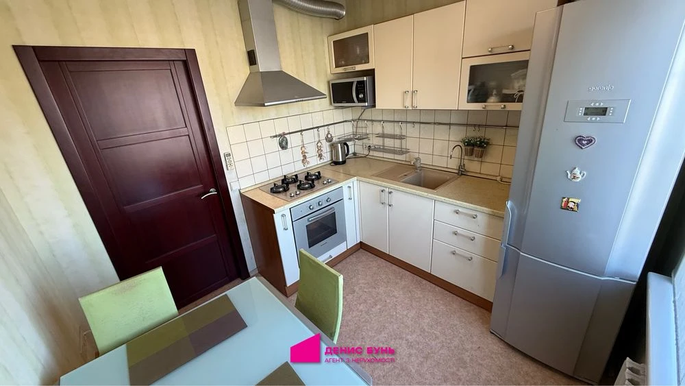 For Sale 2-Bedroom Apartment 56 sq m, Heroiv Avenue, 8/9 floor, Excellent