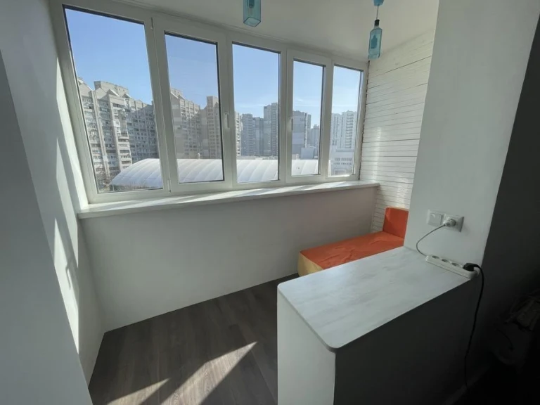 3-room apartment with renovation 70m² with balcony on Dragomanova St. 25