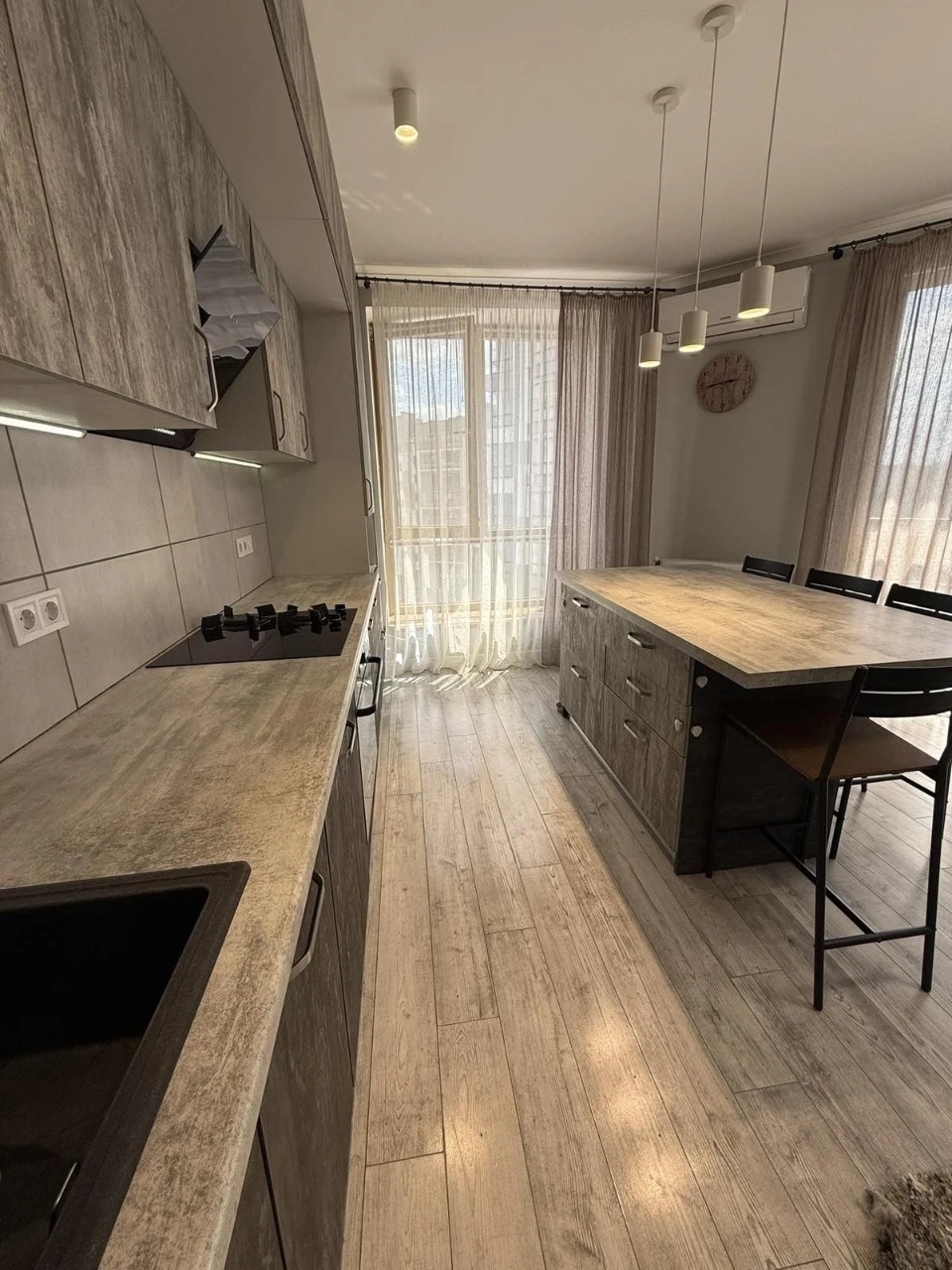 продаю 2 кімнатну квартиру плюс кухня студія в новобудові