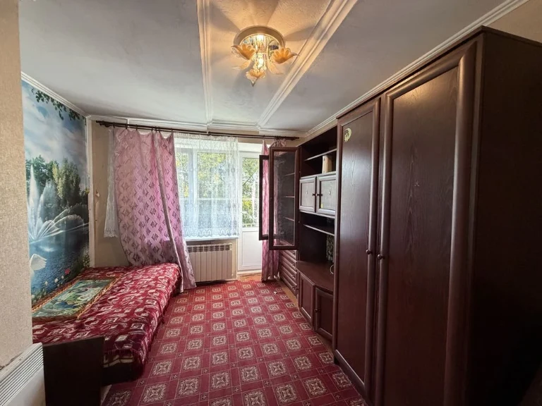 Urgent sale of a 1-room apartment on Naberezhna Street 40