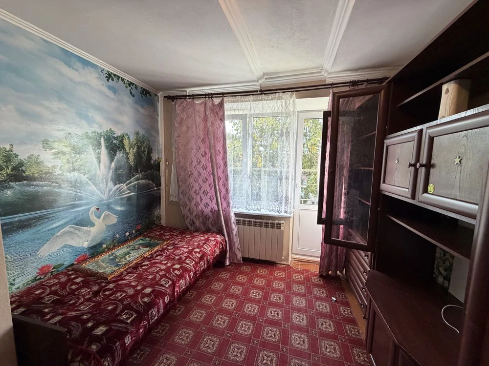 Urgent sale of a 1-room apartment on Naberezhna Street 40