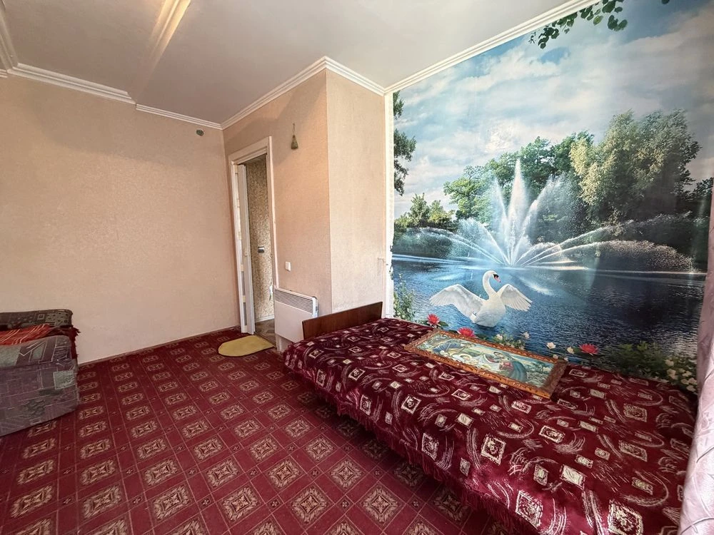 Urgent sale of a 1-room apartment on Naberezhna Street 40