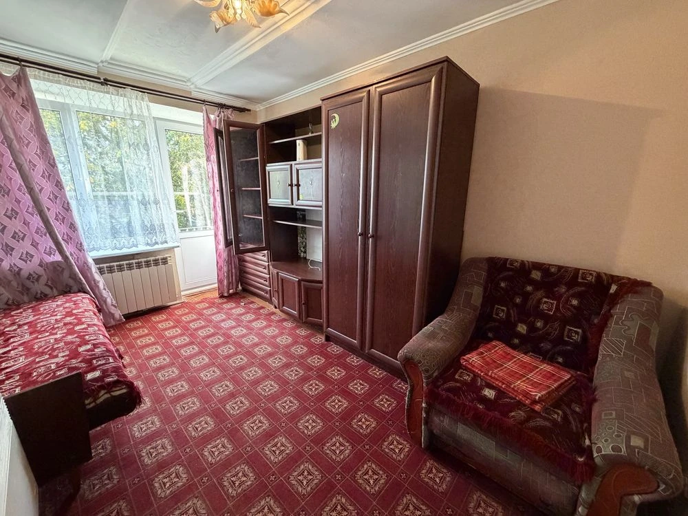 Urgent sale of a 1-room apartment on Naberezhna Street 40
