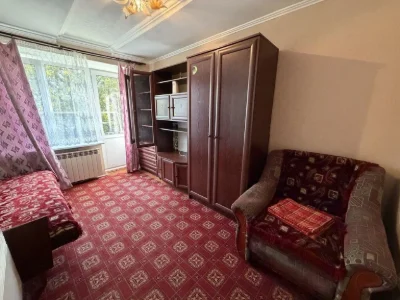 Urgent sale of a 1-room apartment on Naberezhna Street 40