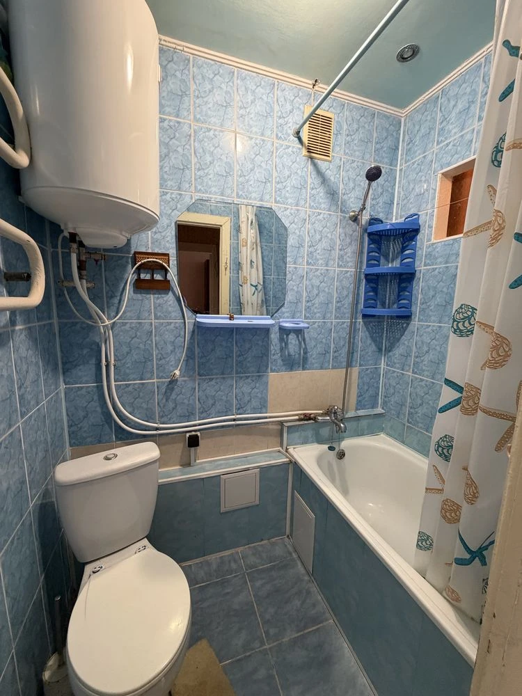 Urgent sale of a 1-room apartment on Naberezhna Street 40
