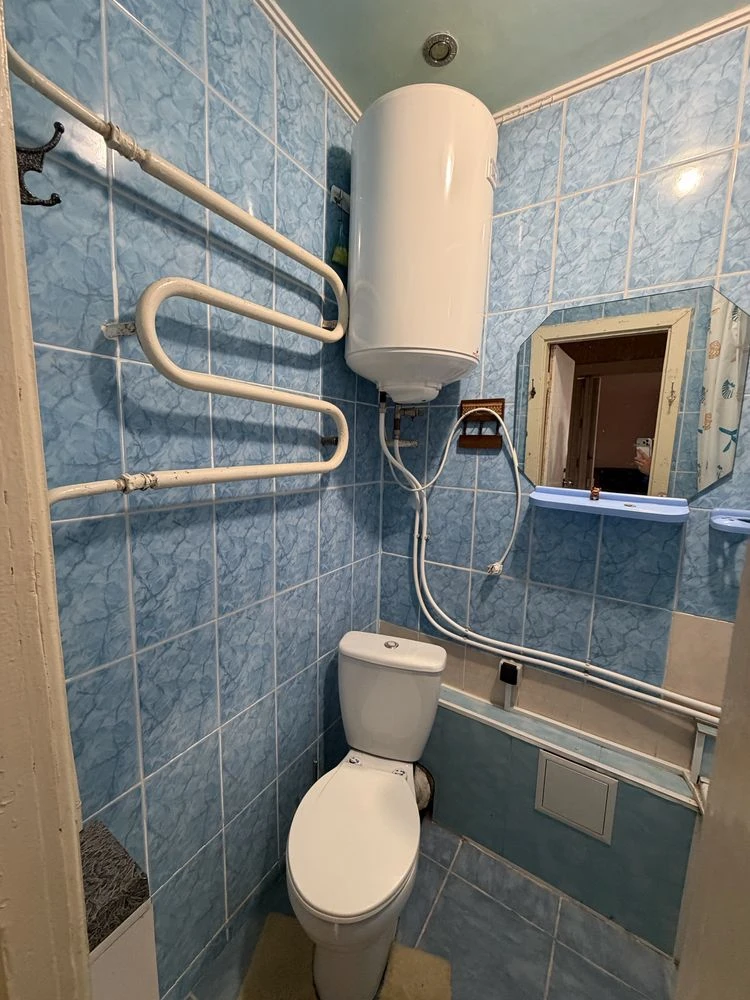 Urgent sale of a 1-room apartment on Naberezhna Street 40