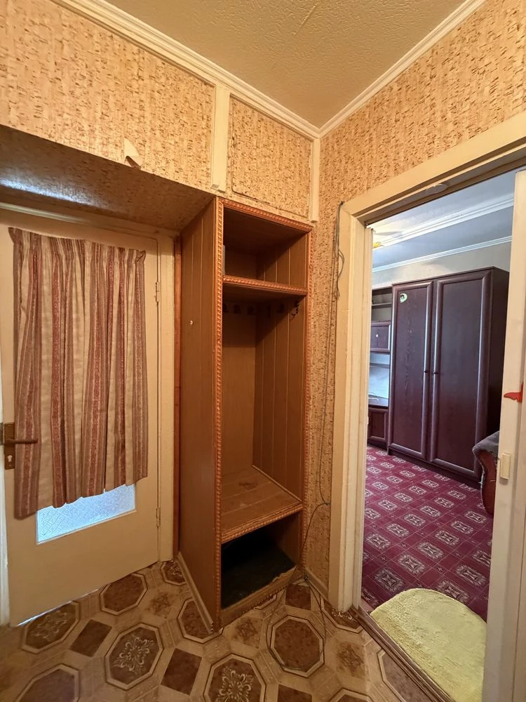 Urgent sale of a 1-room apartment on Naberezhna Street 40