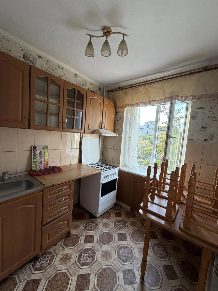 Urgent sale of a 1-room apartment on Naberezhna Street 40