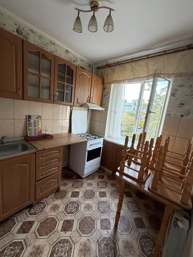 Urgent sale of a 1-room apartment on Naberezhna Street 40
