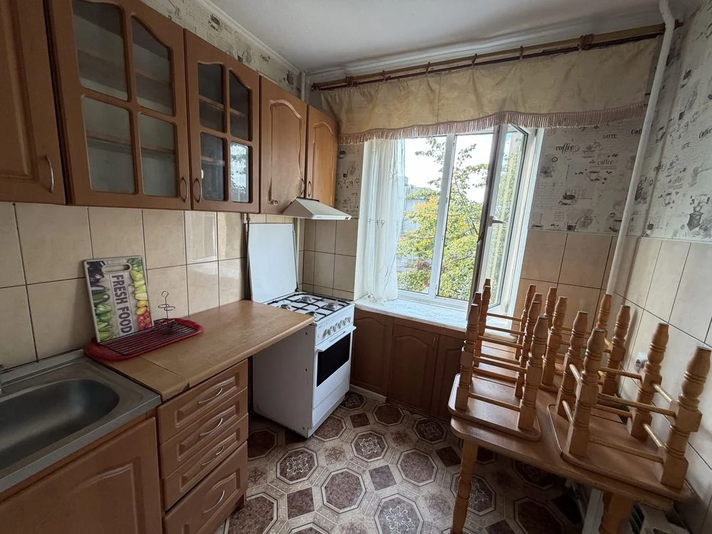Urgent sale of a 1-room apartment on Naberezhna Street 40