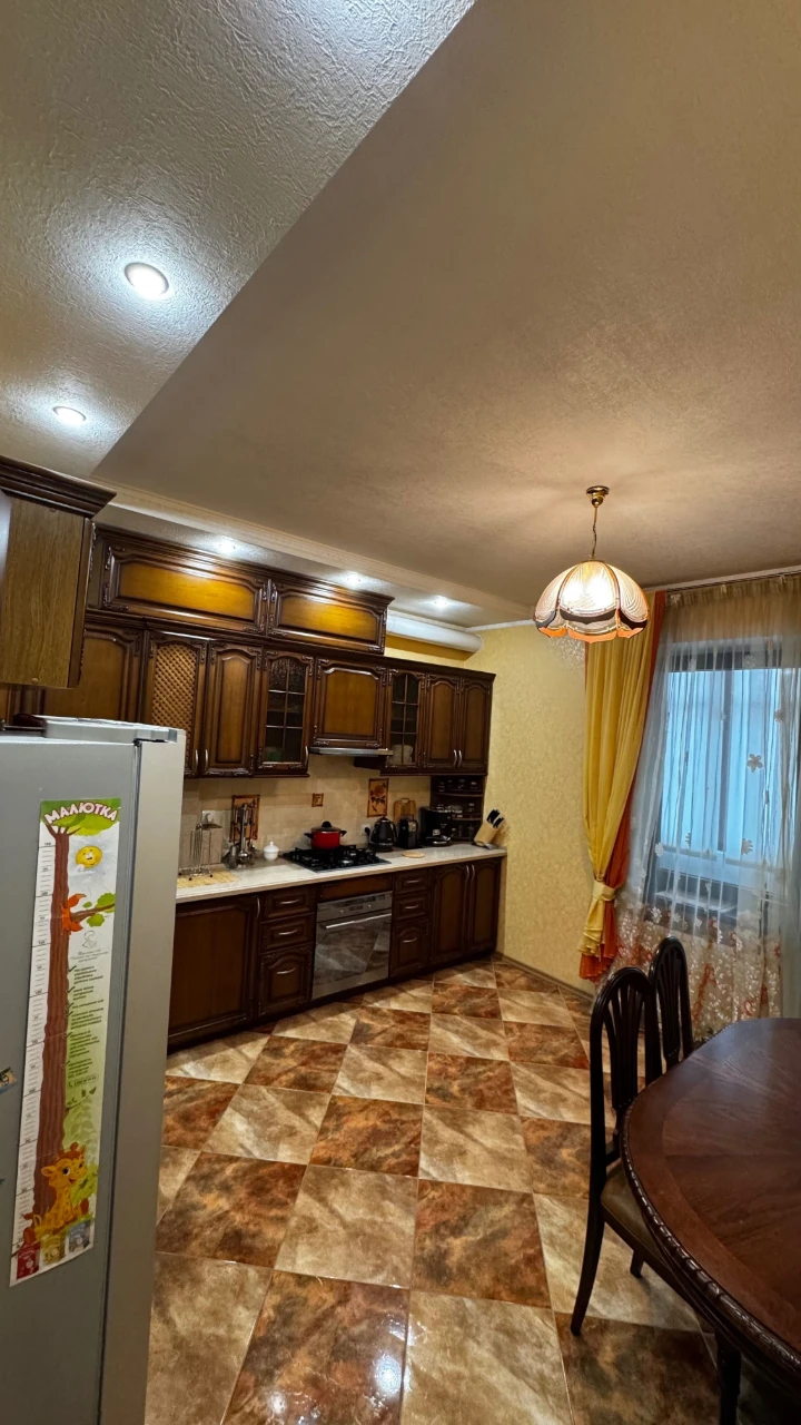 Продається 6-кімнатна квартира, 4/5 поверхів, в 2-х поверхах