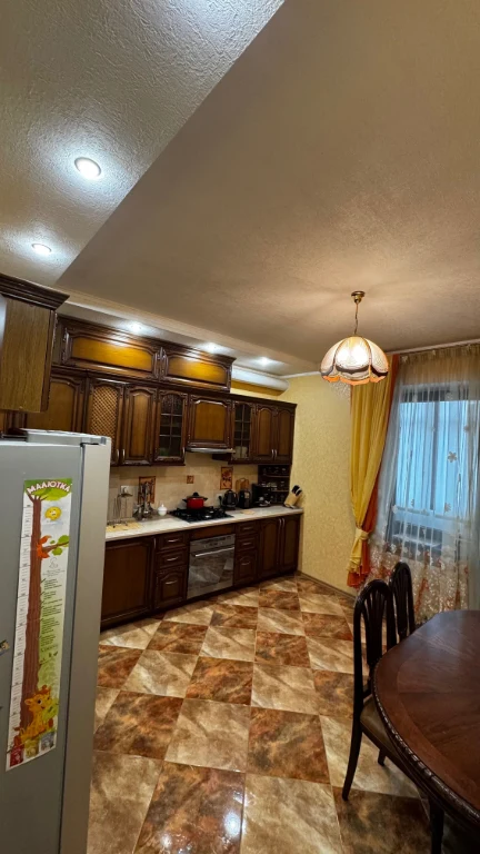 Продається 6-кімнатна квартира, 4/5 поверхів, в 2-х поверхах