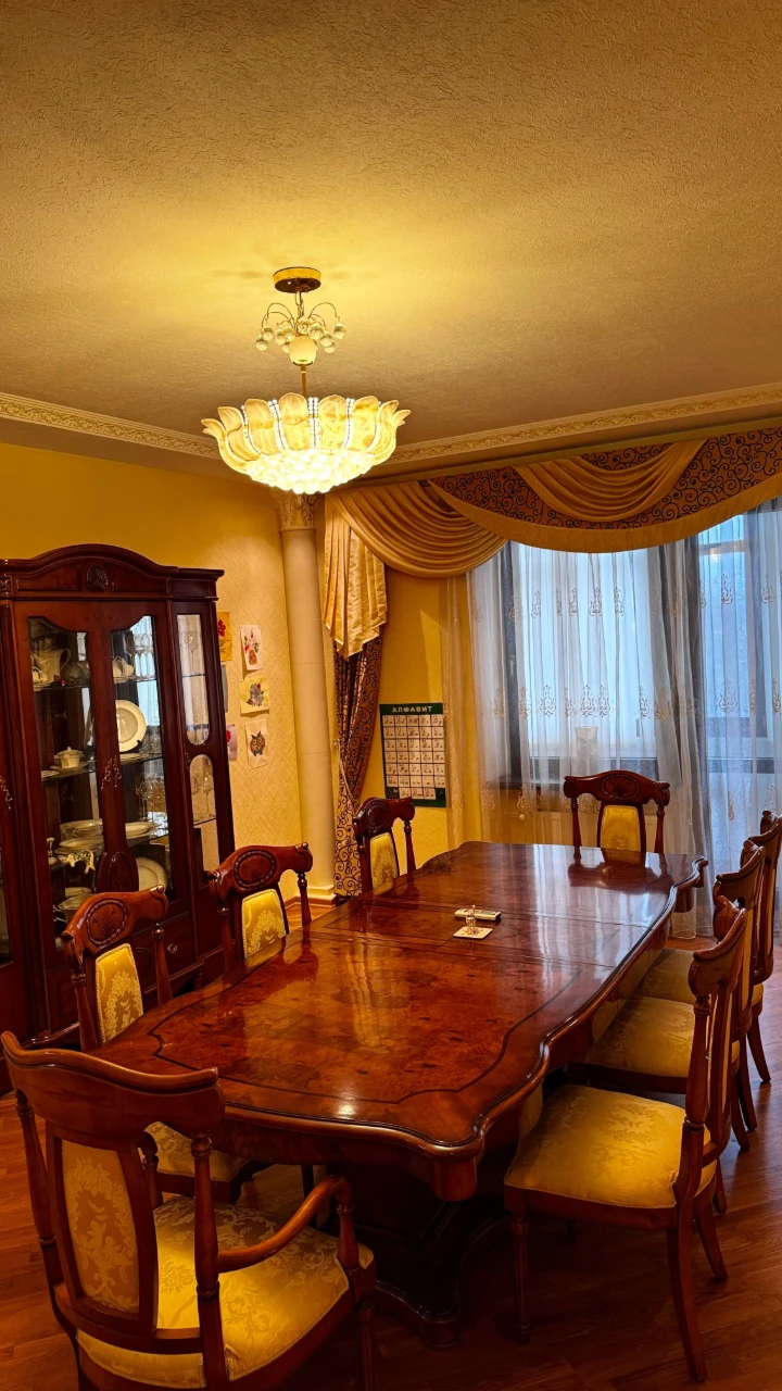 Продається 6-кімнатна квартира, 4/5 поверхів, в 2-х поверхах