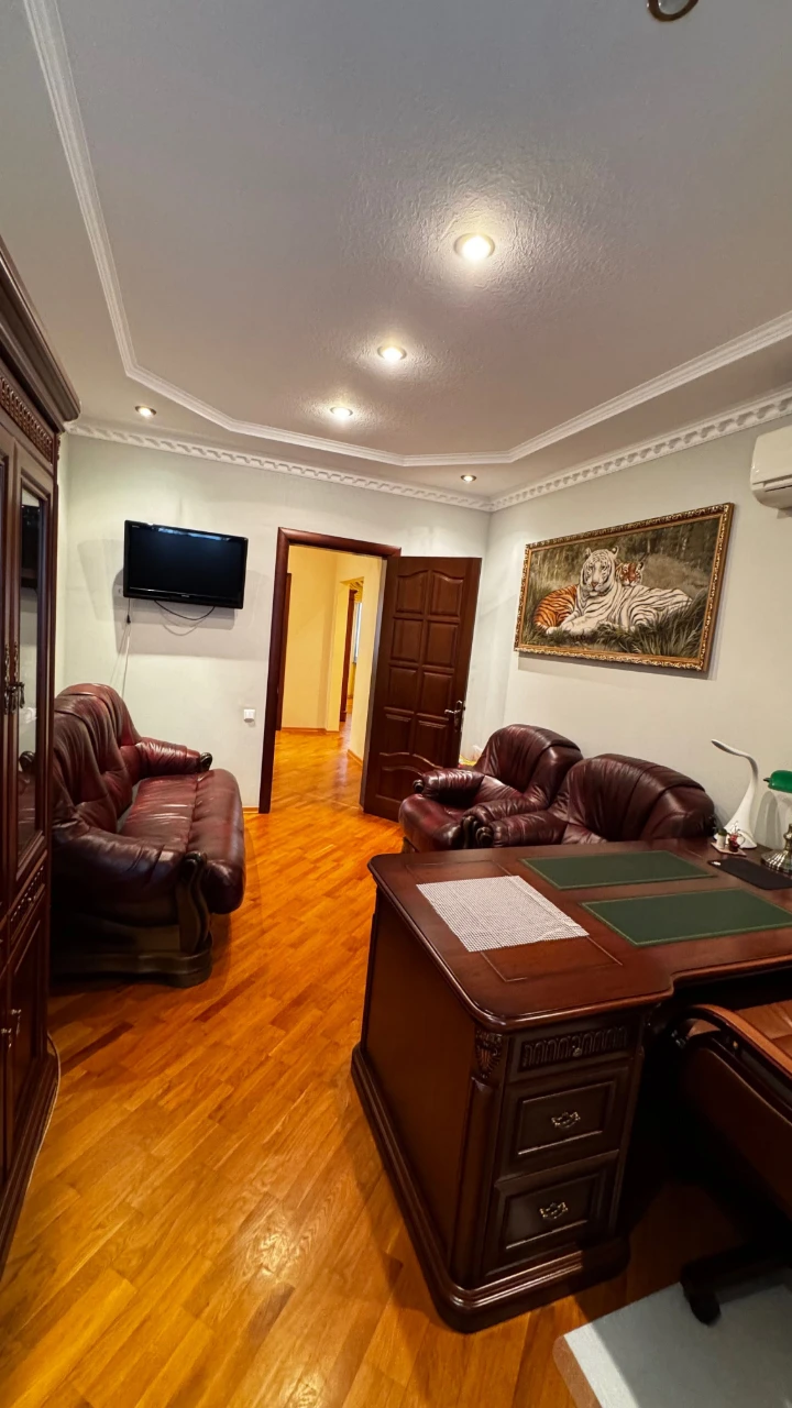 Продається 6-кімнатна квартира, 4/5 поверхів, в 2-х поверхах