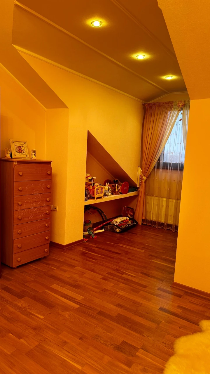 Продається 6-кімнатна квартира, 4/5 поверхів, в 2-х поверхах