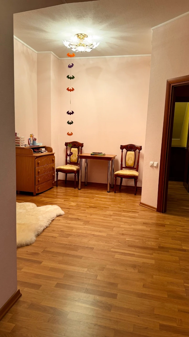 Продається 6-кімнатна квартира, 4/5 поверхів, в 2-х поверхах