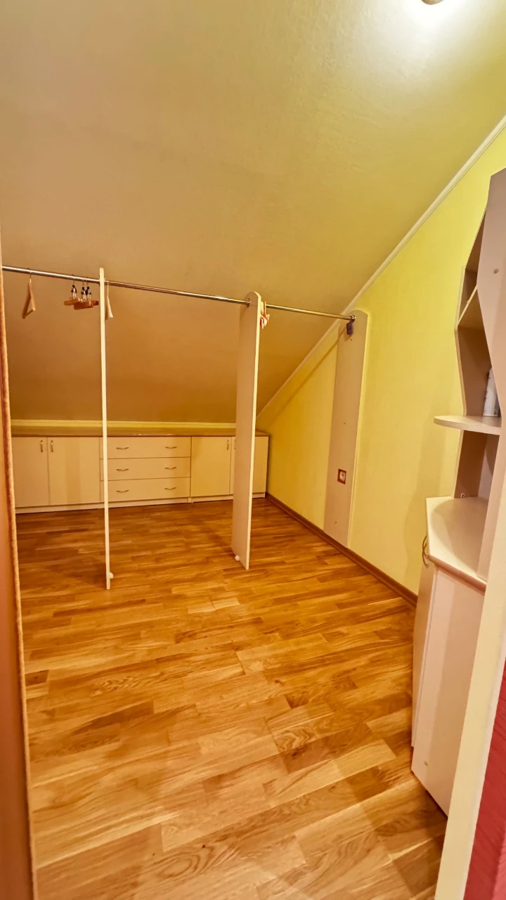 Продається 6-кімнатна квартира, 4/5 поверхів, в 2-х поверхах