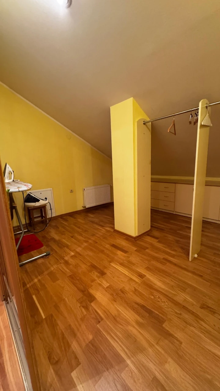 Продається 6-кімнатна квартира, 4/5 поверхів, в 2-х поверхах