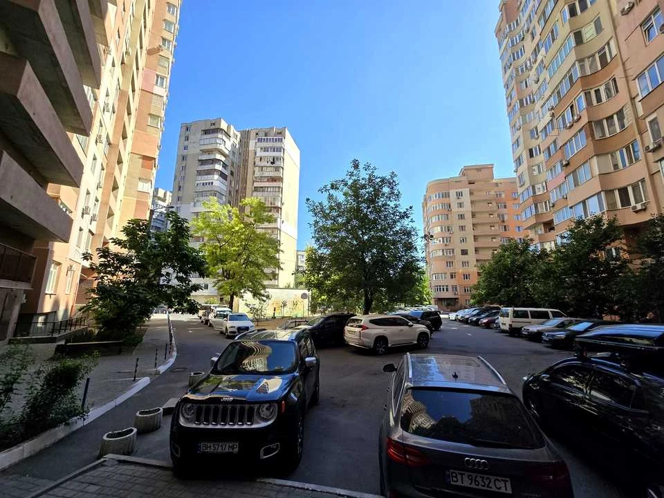 Квартира. Одесса, Небесной Сотни просп. (Маршала Жукова), 3А/